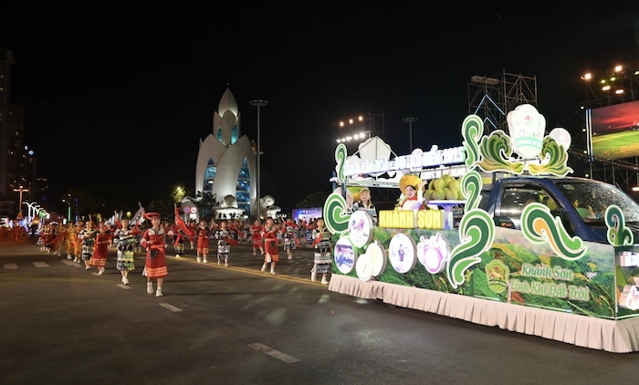 Nha Trang sôi động với lễ diễu hành Carnival