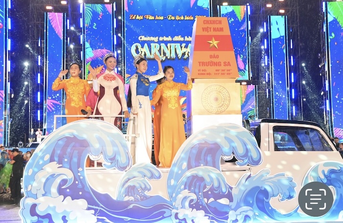 Nha Trang sôi động với lễ diễu hành Carnival