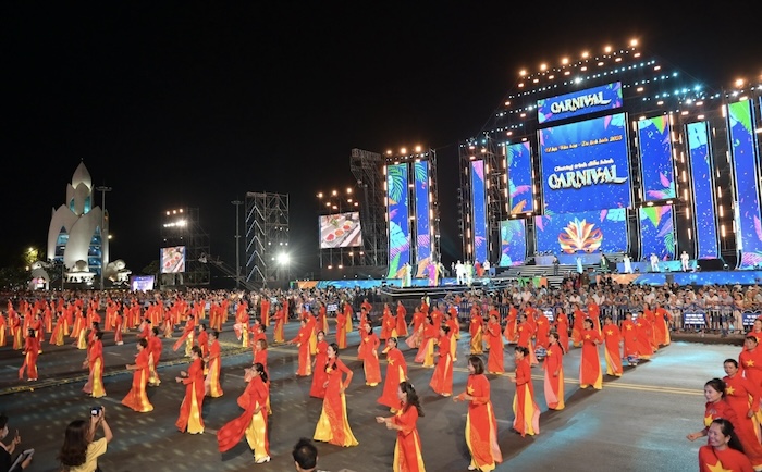 Nha Trang sôi động với lễ diễu hành Carnival