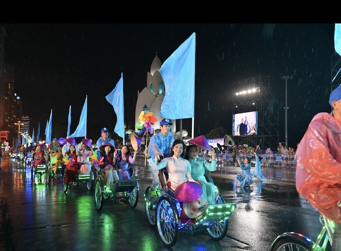 Nha Trang sôi động với lễ diễu hành Carnival