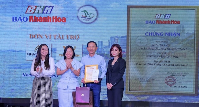 Ban tổ chức trao giải thưởng cho tác giả đạt giải cao