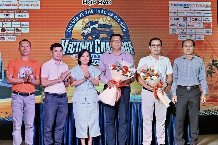 Tặng hoa các nhà tài trợ