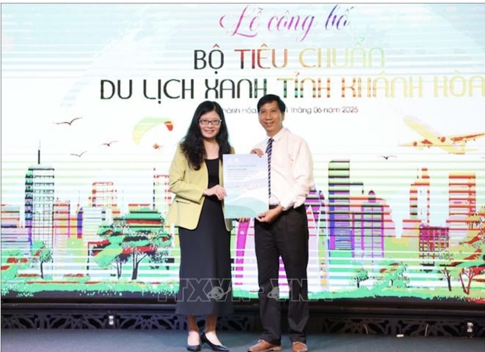 Đại diện TRường Đại học VinUni trao Sổ tay hướng dẫn tham gia thực hiện Bộ Tiêu chuẩn Du lịch xanh tỉnh Khánh Hòa cho Lãnh đạo Sở VHTT-DL