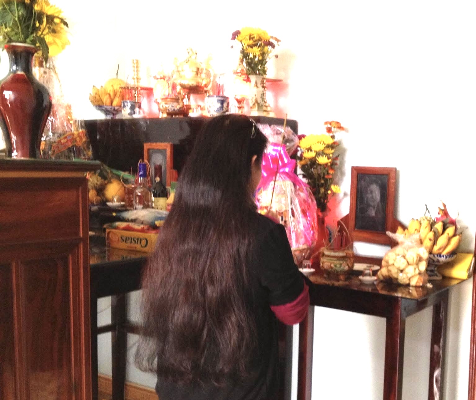 Tác giả trước di ảnh của Nhà báo, Liệt sĩ Nguyễn Thị Thanh Xuân tại gia đình chị ở phường Đồng Sơn, TP Đồng Hới, Quảng Bình.