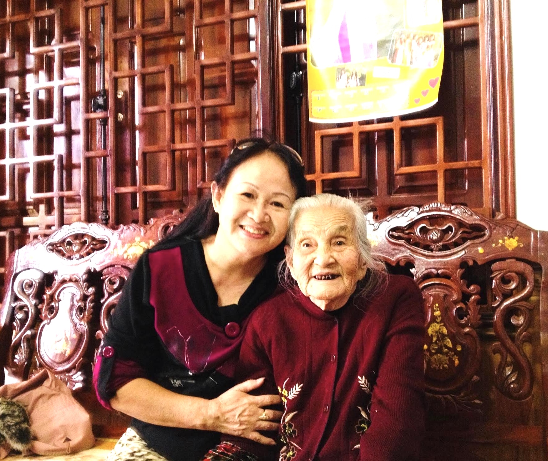 Tác giả và Mẹ Việt Nam Anh hùng Nguyễn Thị An, mẹ Nhà báo, Liệt sĩ Nguyễn Thị Thanh Xuân. (Mẹ đã mất)