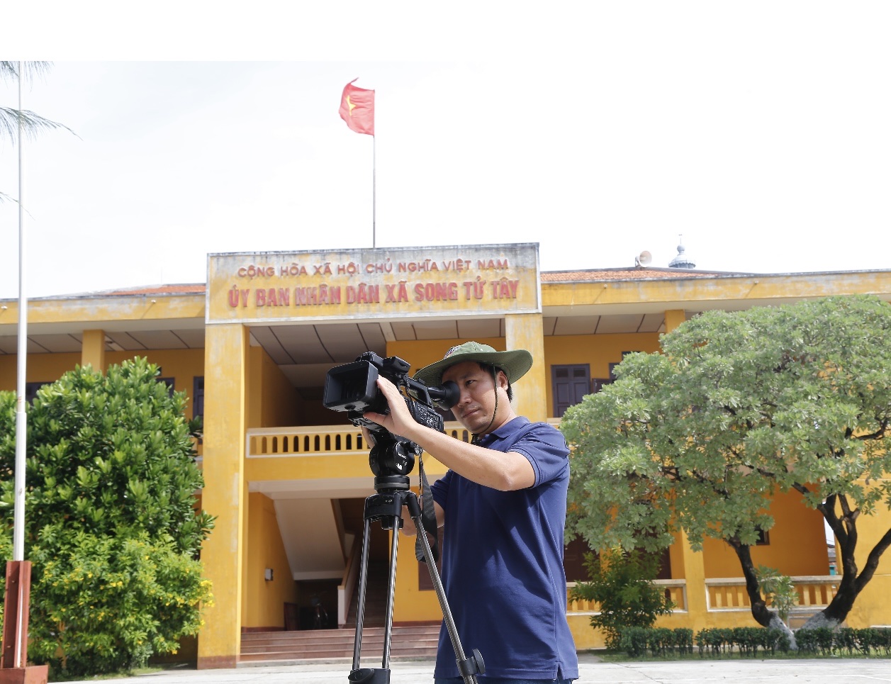 Phóng viên ghi hình tại đảo Song Tử Tây