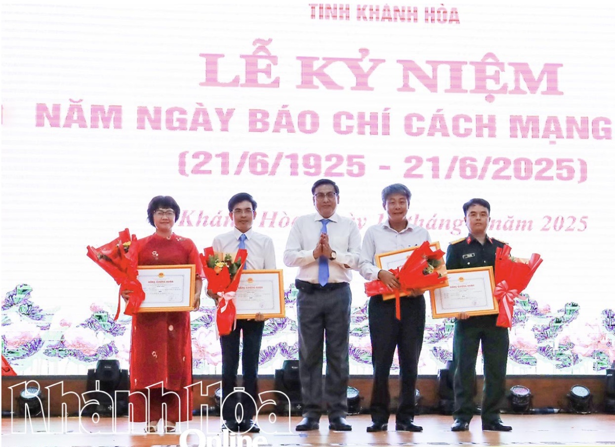 Lãnh đạo Ban Tuyên giáo và dân vận tặng giải Nhì cho các tác giả
