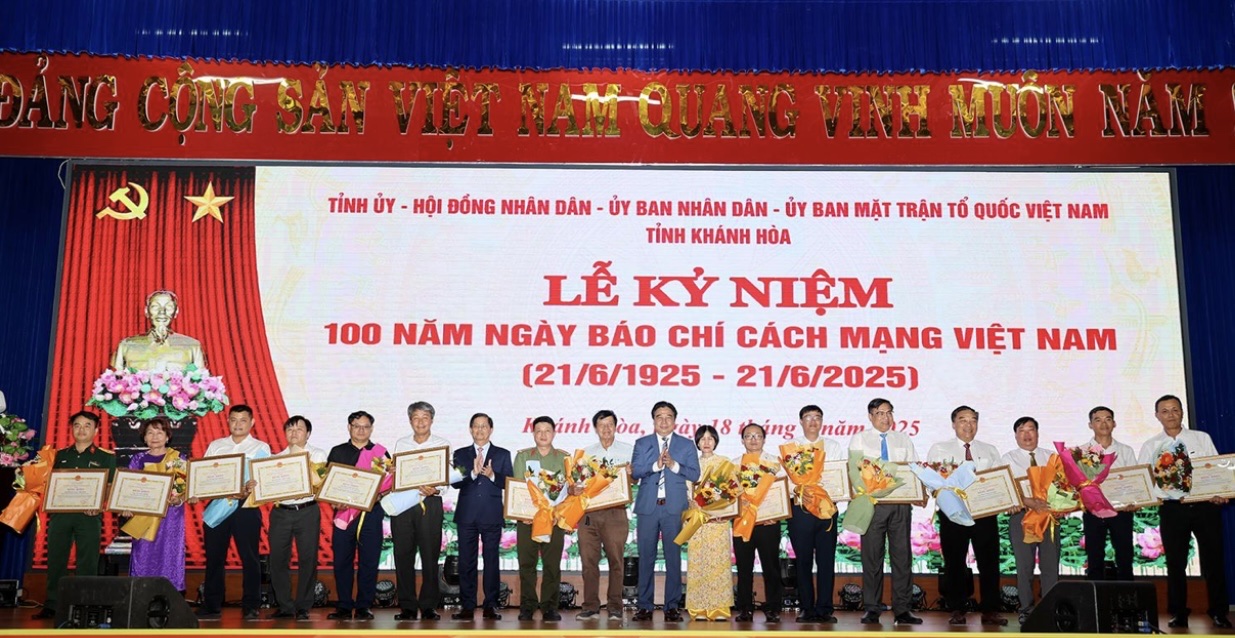 Lãnh đạo tỉnh tặng Bằng khen cho các cá nhân có nhiều thành tích