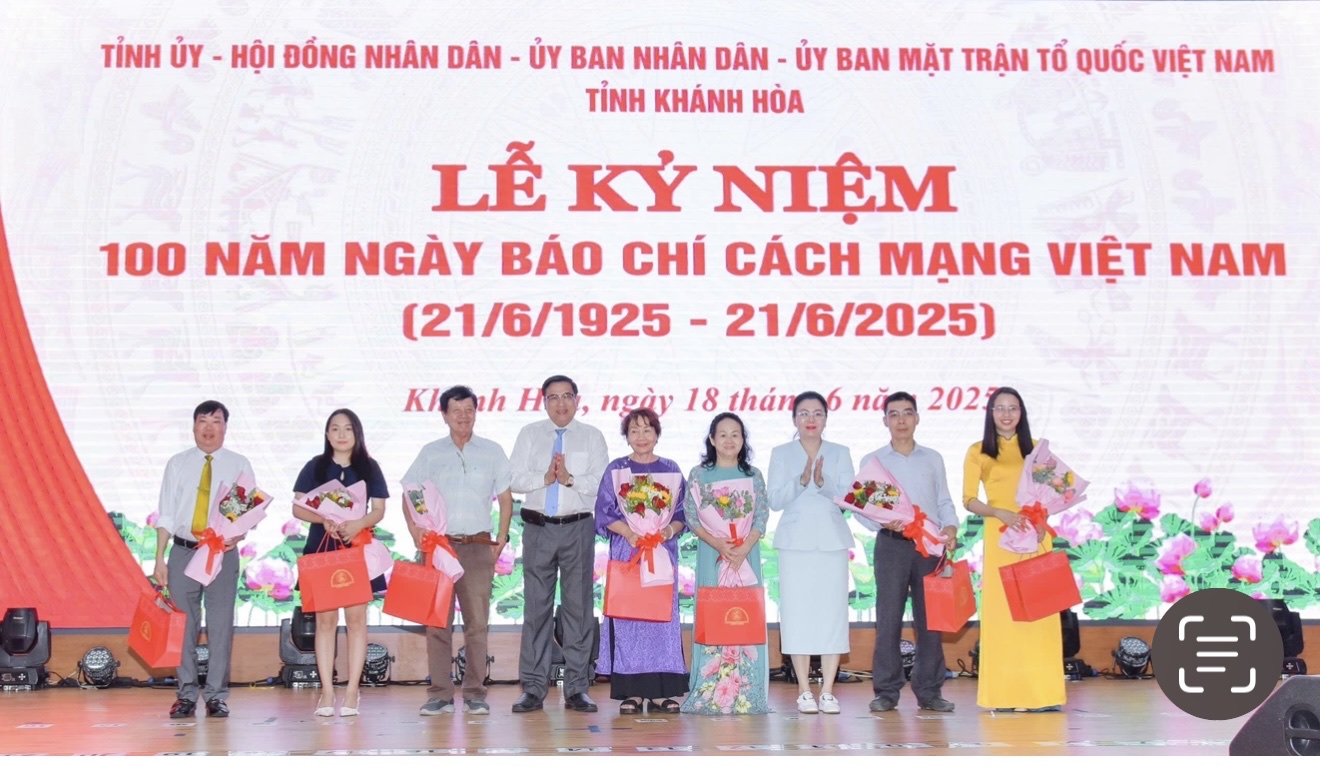 Lãnh đạo tặng quà tri ân cho đại diện các cơ quan báo chí Trung ương hoạt động trên địa bàn tỉnh