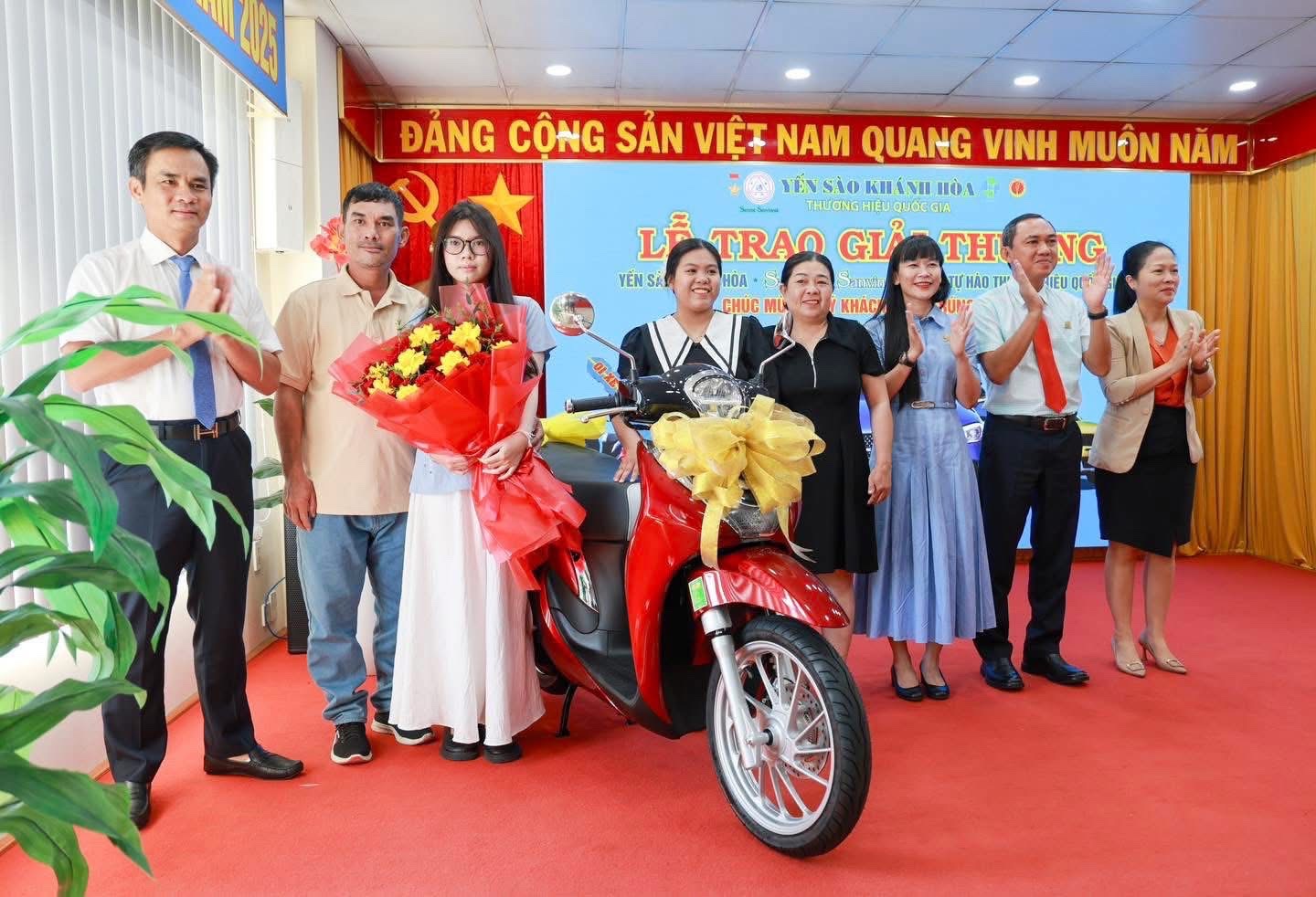 Giải Ba đầu tiên được trao cho khách hàng Lương Thuý Vy ở Nha Trang