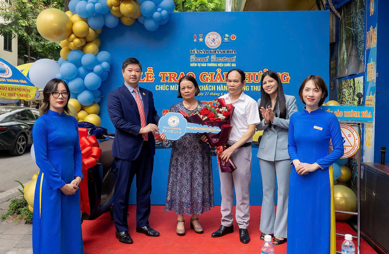 Khách hàng Đỗ Thị Vân ở Láng Thượng, Q Đống Đa, Hà Nội trúng thưởng xe máy 