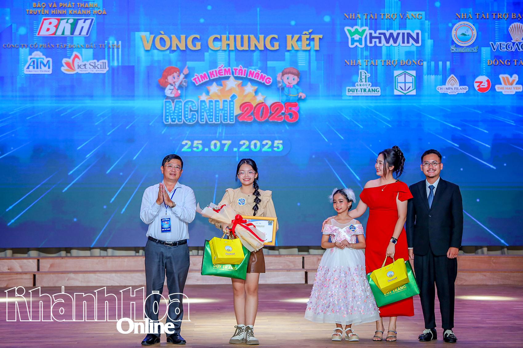 Ông Lê Hoàng Triều - Phó Tổng Biên tập Báo và Phát thanh, Truyền hình Khánh Hòa trao giải nhì cho thí sinh Phạm Thảo Anh 
