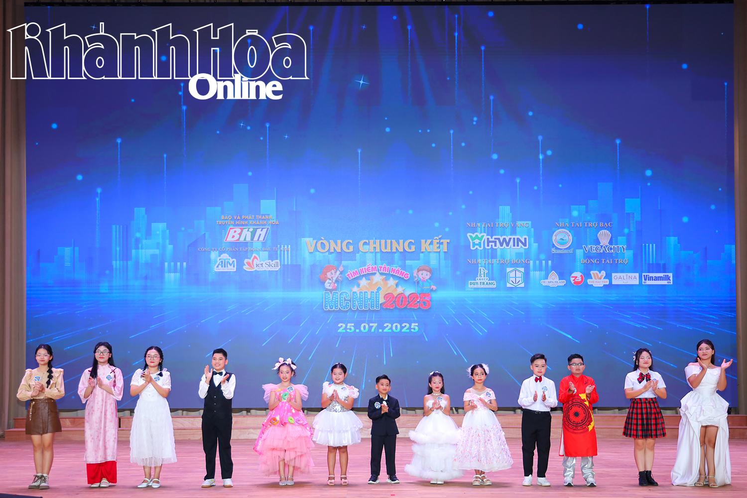 Màn chào khán giả của 13 thí sinh 