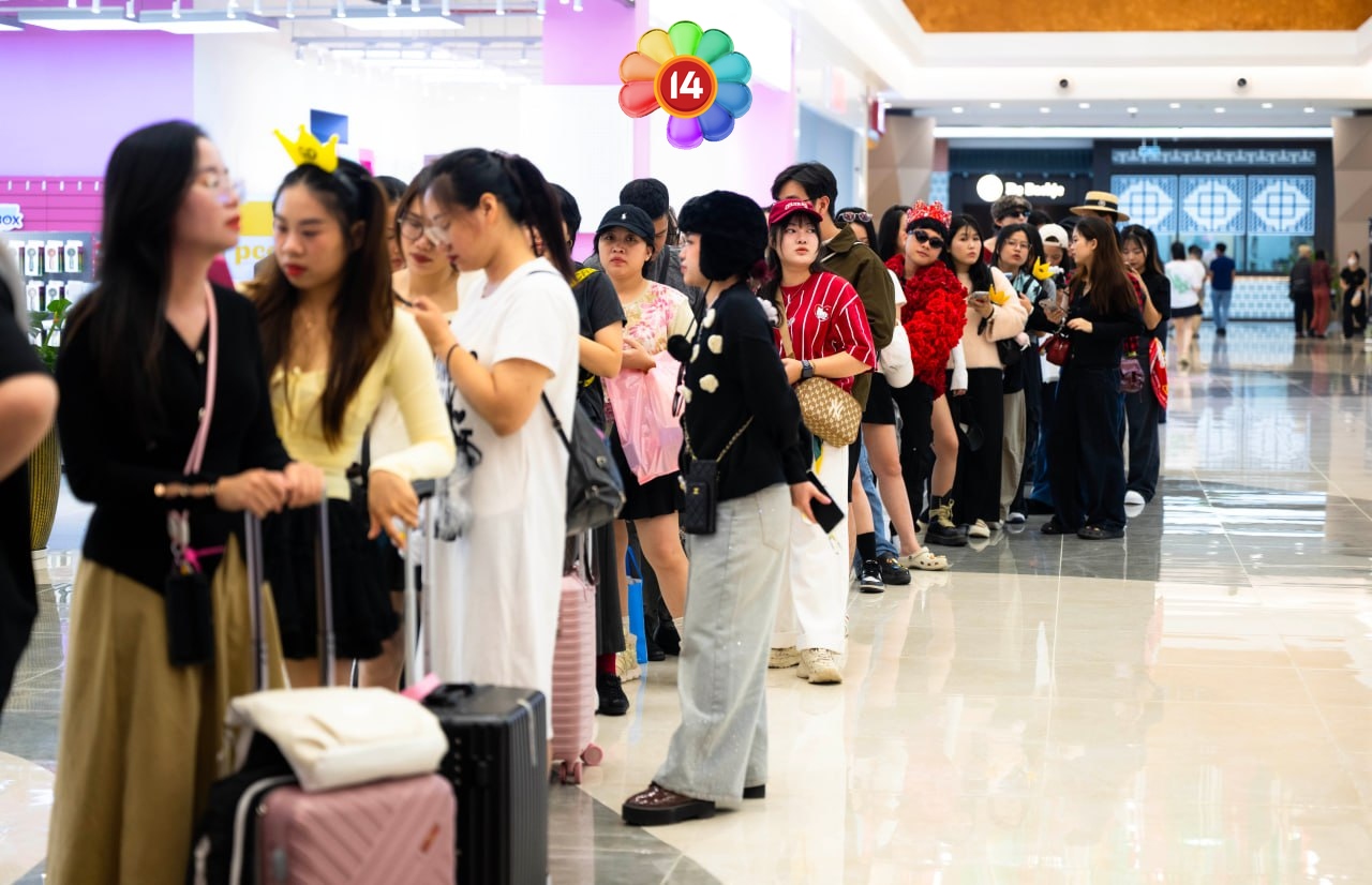 Đông đảo fans đã có mặt từ sớm, xếp hàng để vào các khu trải nghiệm.