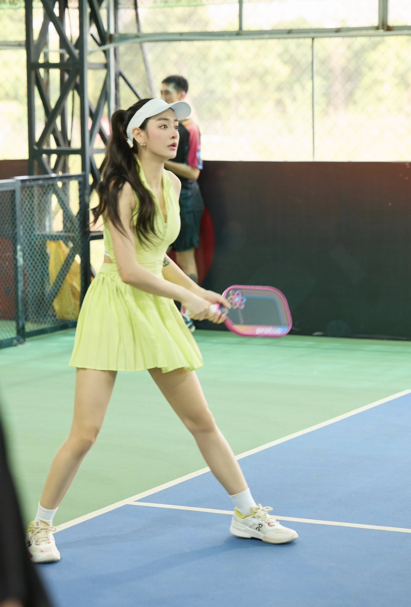 Danh tính cô gái vừa bước ra sân pickleball đã khiến tất cả trầm trồ: 
