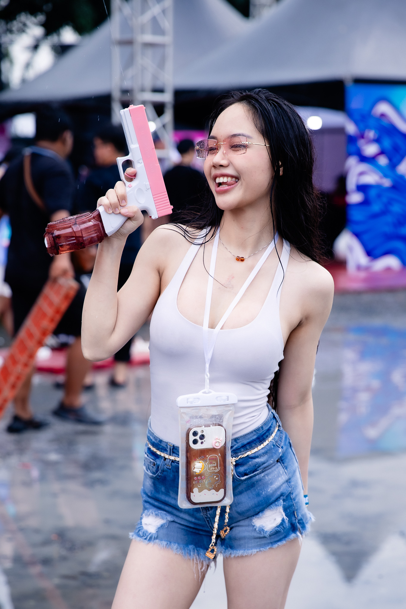 Zoom cận những cô nàng nóng bỏng nhất tối nay!