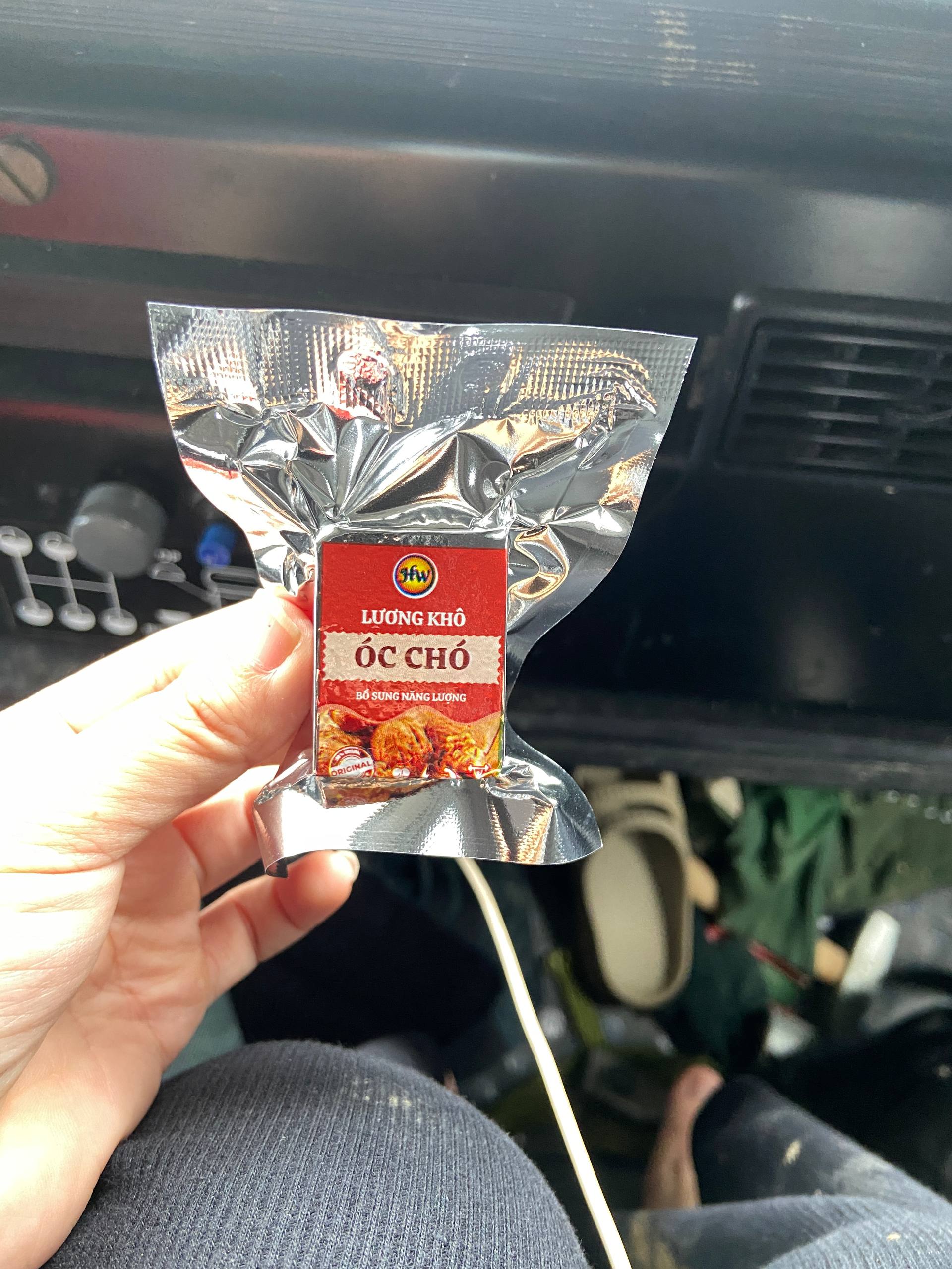 Từng phần cơm, bánh bao còn nóng hổi.