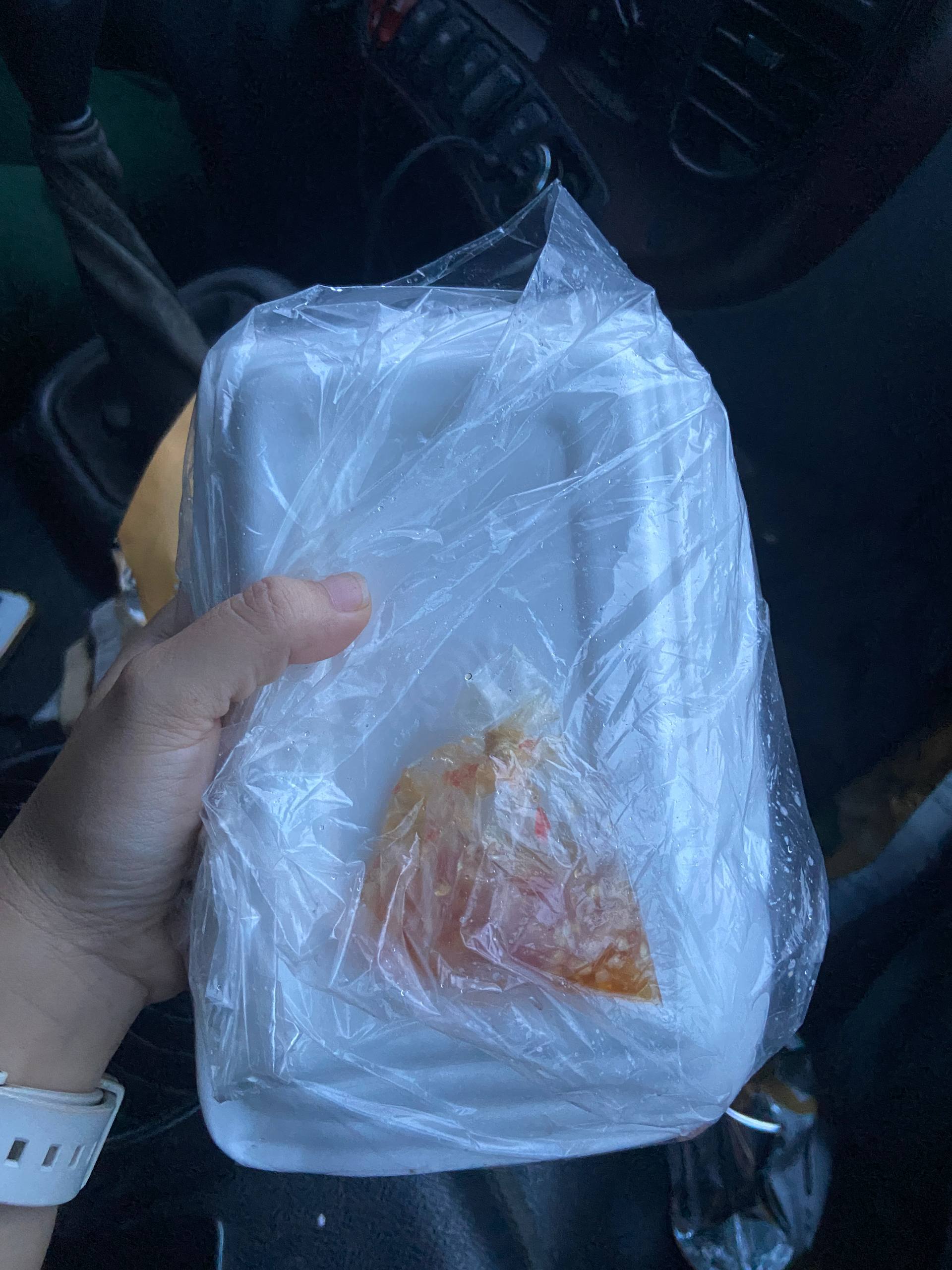 Những bữa ăn nhận từ cửa xe đặc biệt nhất cuộc đời