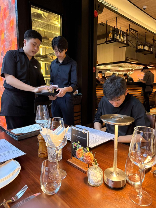 Ảnh chụp lén Subeo tại điểm nhận đồ cứu trợ khiến Cường Đô La giật mình