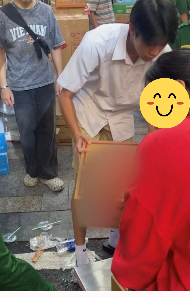 Subeo tỉ mỉ bê vác từng thùng đồ gửi tặng bà con.