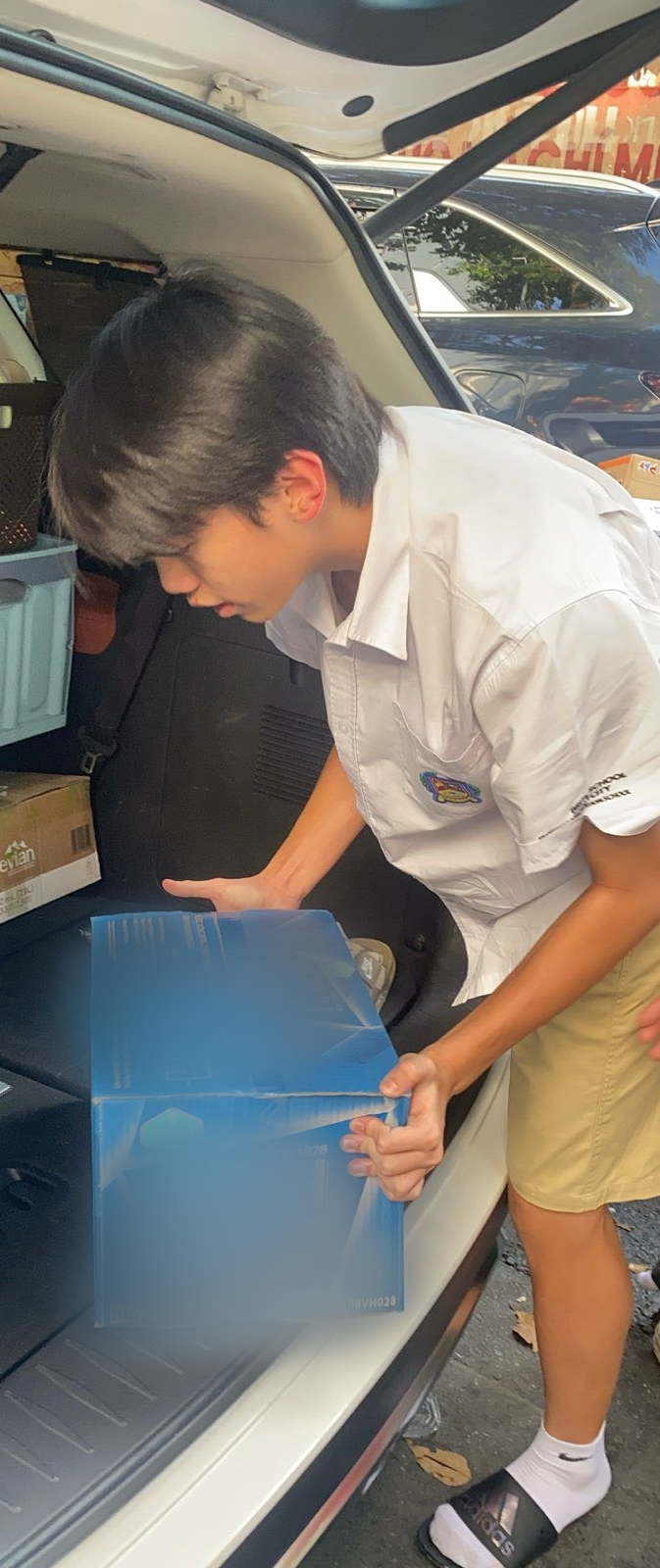 Subeo vừa đi học về đã nhanh chóng mua đồ, tới điểm tiếp nhận đồ cứu trợ ở TP.HCM.