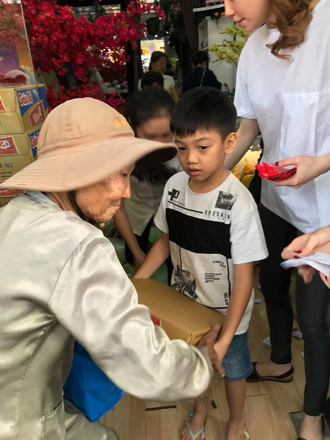   Trước đó, Subeo cũng nhiều lần tham gia các chuyến thiện nguyện cùng mẹ - nữ ca sĩ Hồ Ngọc Hà, ngay từ khi còn nhỏ. Cậu bạn ghi điểm bởi sự ngoan ngoãn, hiểu chuyện, biết bưng bê, phụ giúp mẹ.   