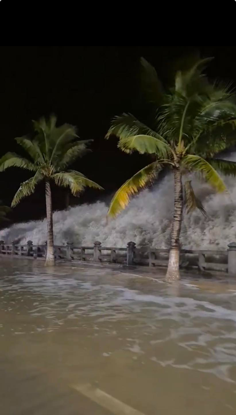 Đoạn đường ven biển ngập hoàn toàn (Ảnh: Nha Trang Mới)