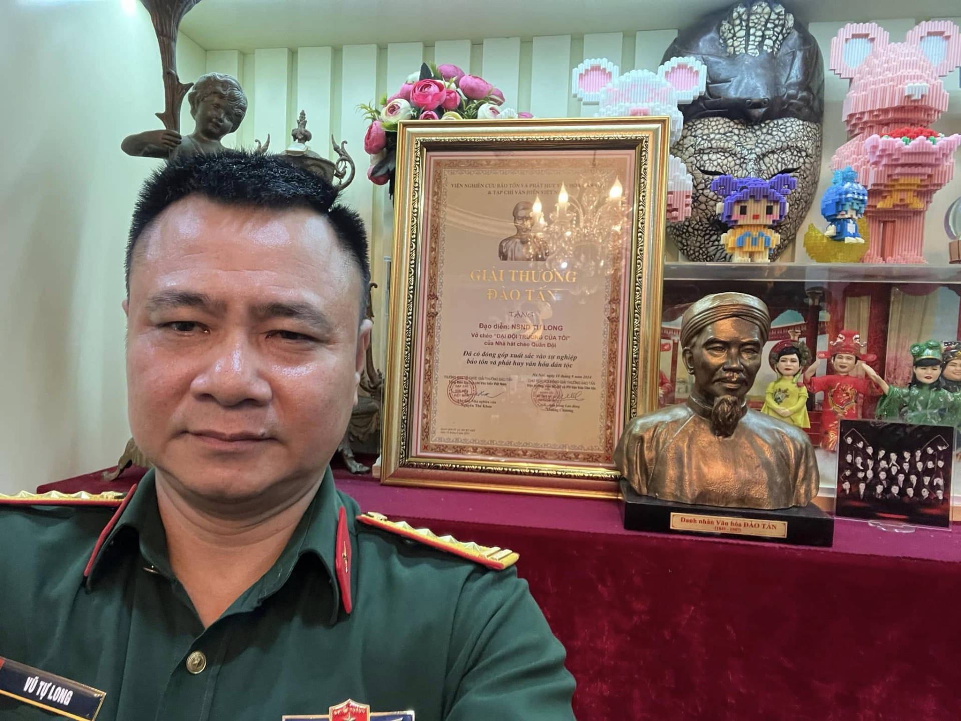 Tự Long đảm nhận vai trò  Giám đốc Nhà hát Chèo Quân đội, đồng thời tích cực tham gia các hoạt động nghệ thuật.