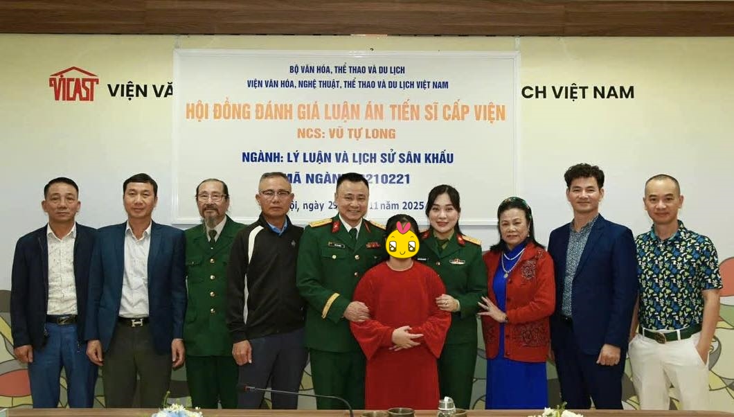 Đông đảo người thân có mặt, chúc mừng trong buổi bảo vệ luận án Tiến sĩ chuyên ngành Lý luận và Lịch sử sân khấu của NSND Tự Long.