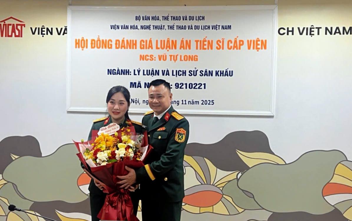Vợ NSND Tự Long - Minh Nguyệt thông báo tin chồng lên tân Tiến sĩ.