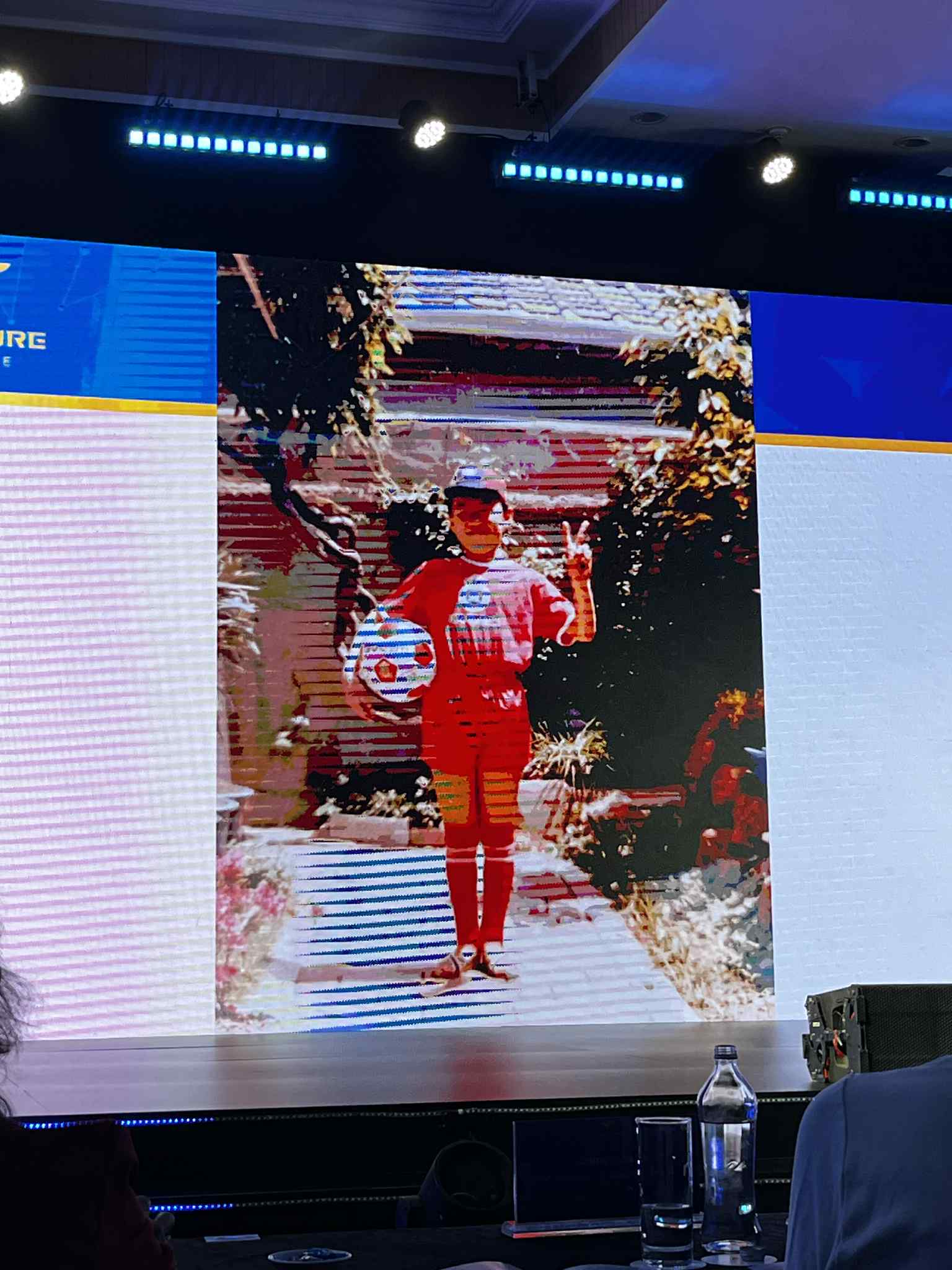 Hình ảnh Giáo sư khi còn là một cậu bé và thích ở trong vườn nhà cũng được trình chiếu tại buổi diễn thuyết