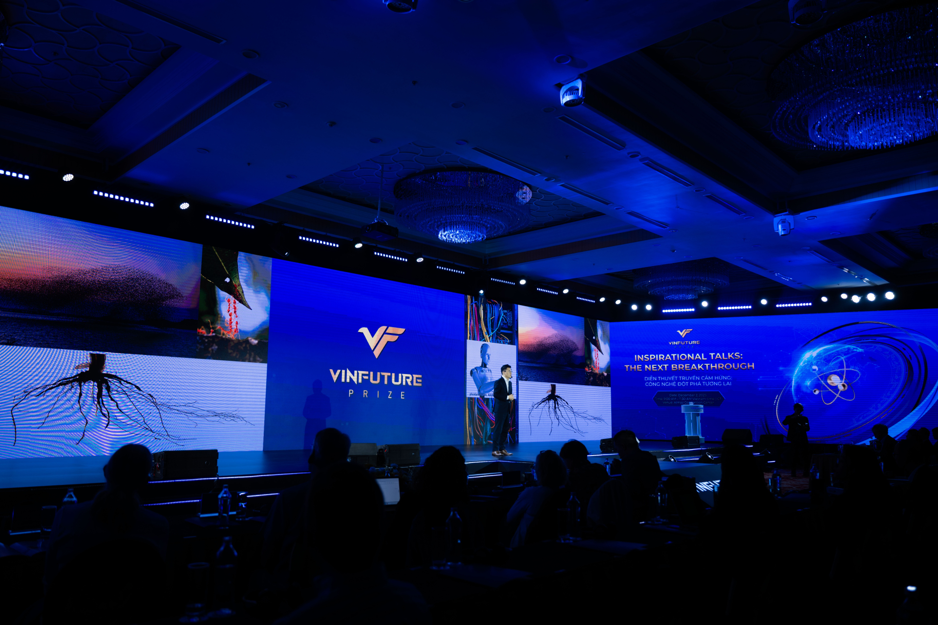 Toàn cảnh sân khấu buổi diễn thuyết của Giáo sư Kim