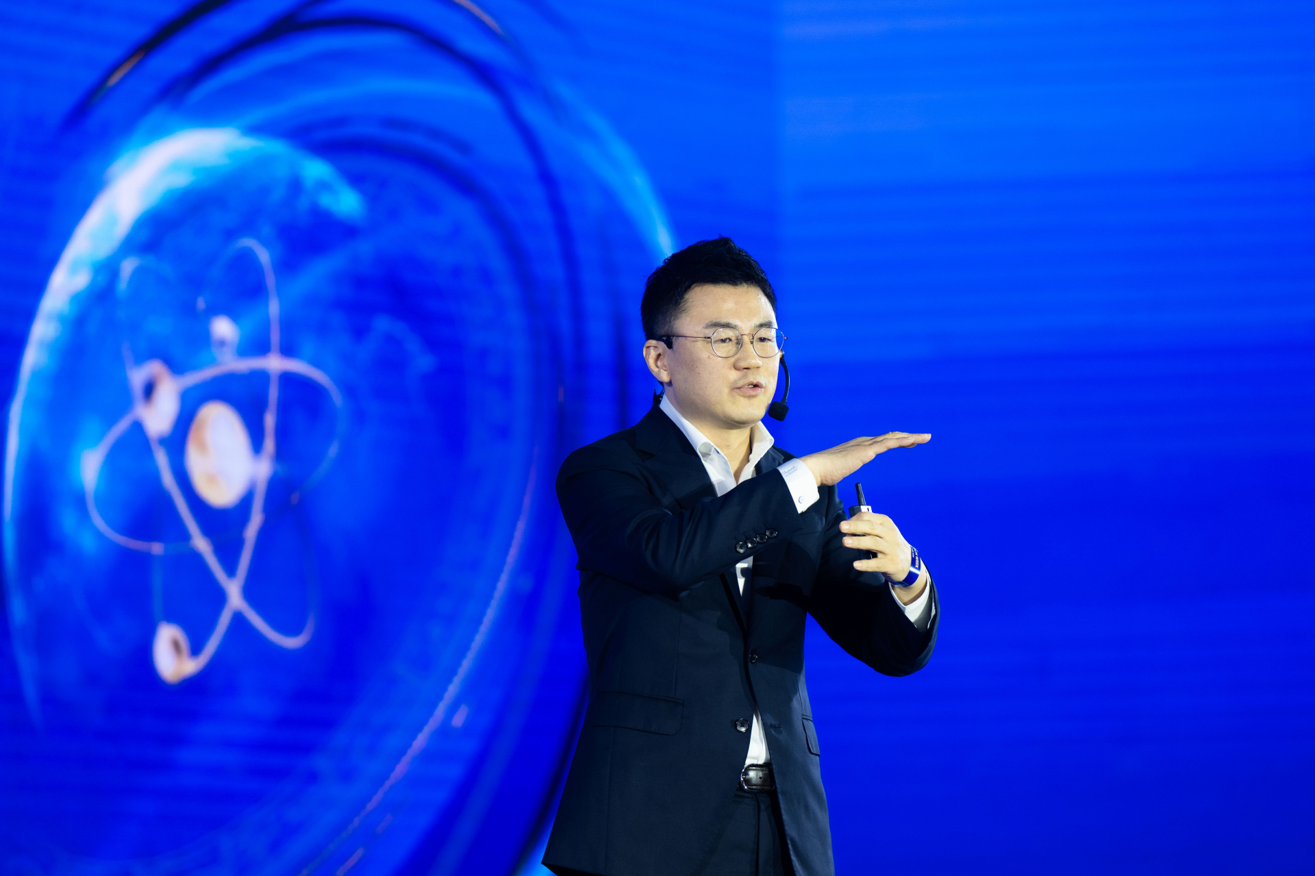 Cậu bé tò mò về cách đàn kiến