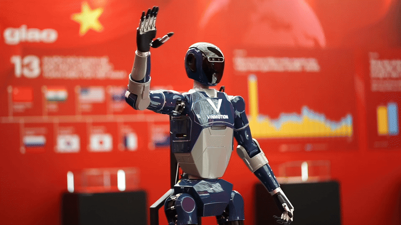 Robot hình người của VinMotion tương tác với người tham quan tại Triển lãm thành tựu đất nước - 