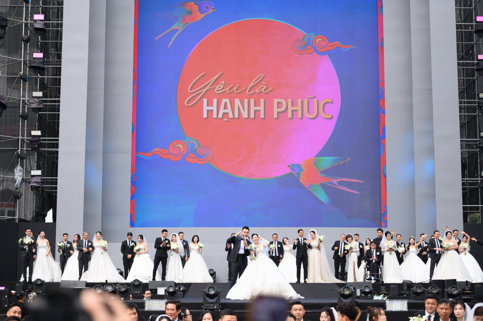 Lễ cưới tập thể nằm trong khuôn khổ Ngày hội Việt Nam hạnh phúc, do Bộ Văn hóa, Thể thao và Du lịch chủ trì, phối hợp cùng UBND thành phố Hà Nội, Đài Truyền hình Việt Nam và Hội Nghệ sĩ Nhiếp ảnh Việt Nam tổ chức