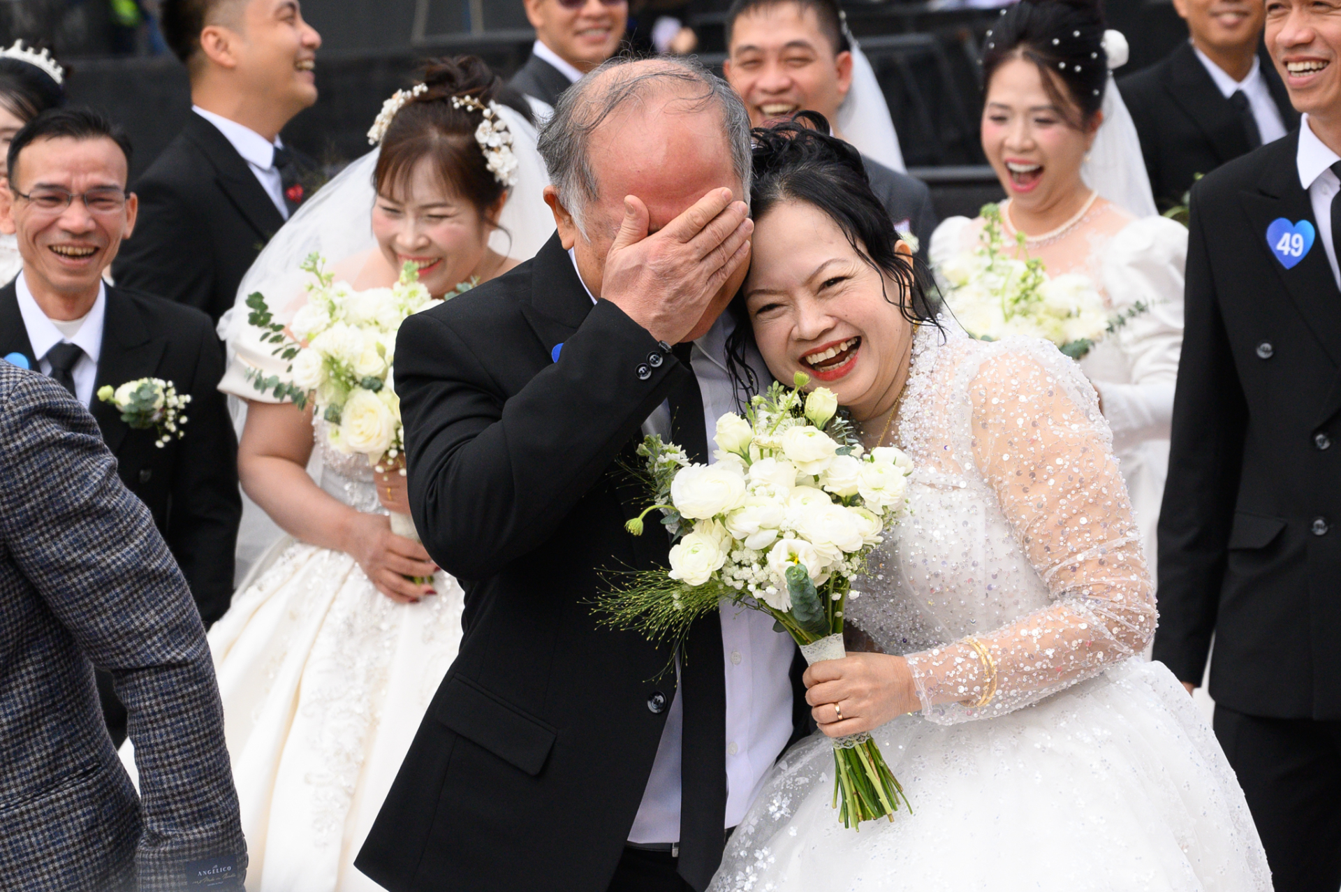 Dù ở độ tuổi nào, họ cũng đều hạnh phúc, xúc động khi được khoác lên mình trang phục cưới, sánh đôi với người mình thương yêu