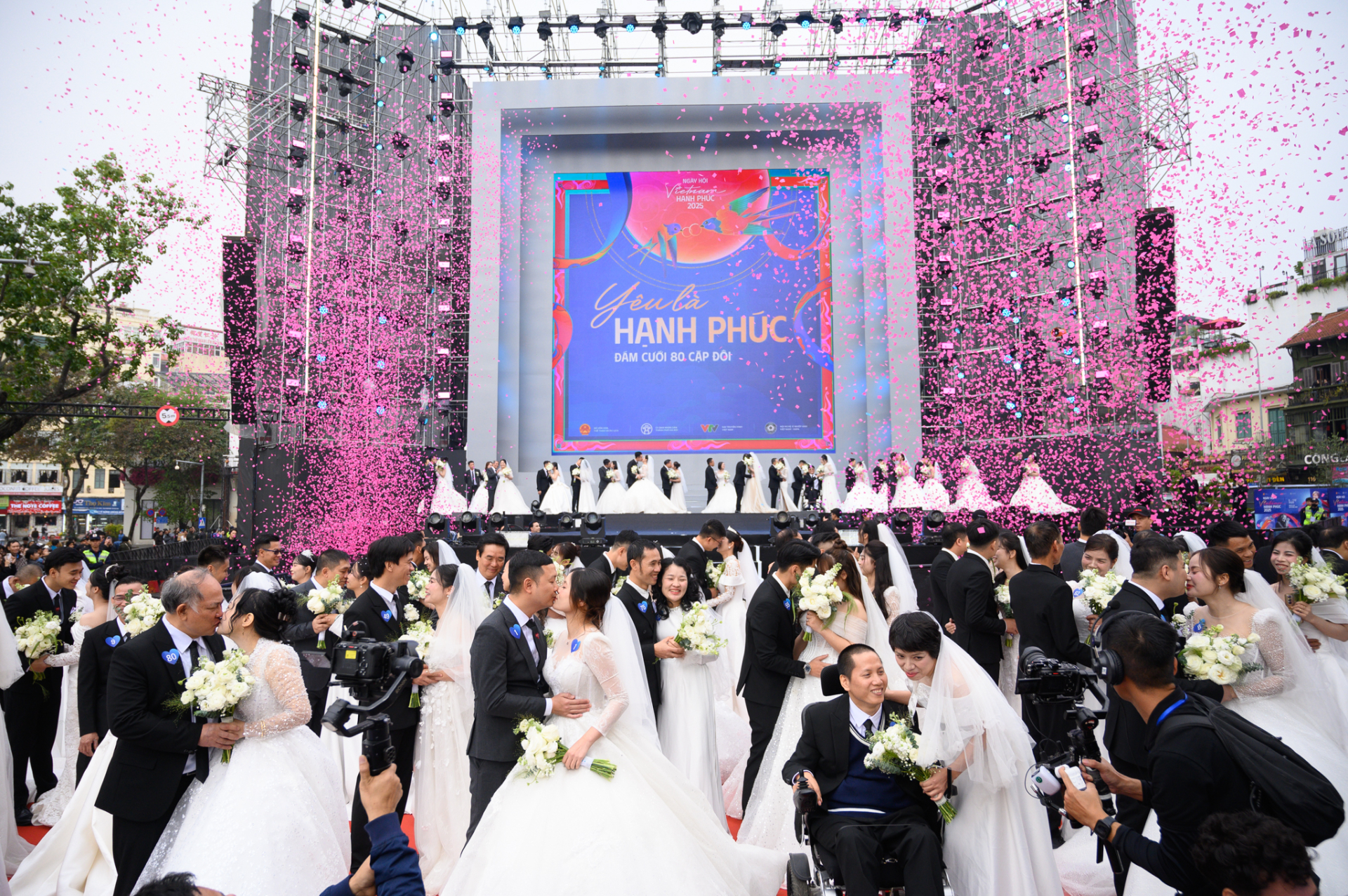 Khoảnh khắc 80 cặp đôi cùng trao nhau nụ hôn khiến những ai chứng kiến cũng hạnh phúc