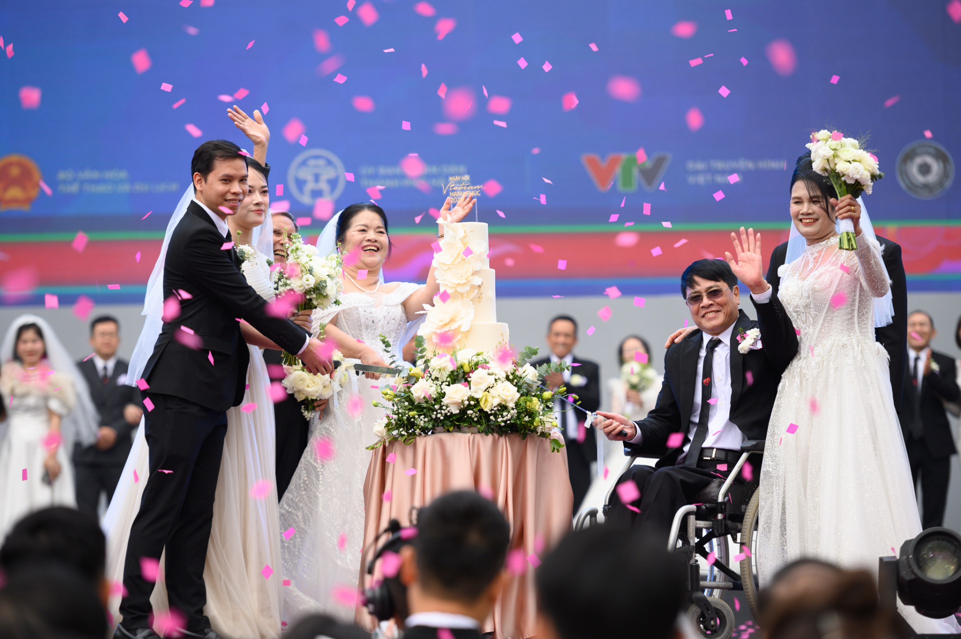 Hiếm có nhất Việt Nam: Con dâu và mẹ chồng mặc váy cưới cùng 1 ngày, hạnh phúc này