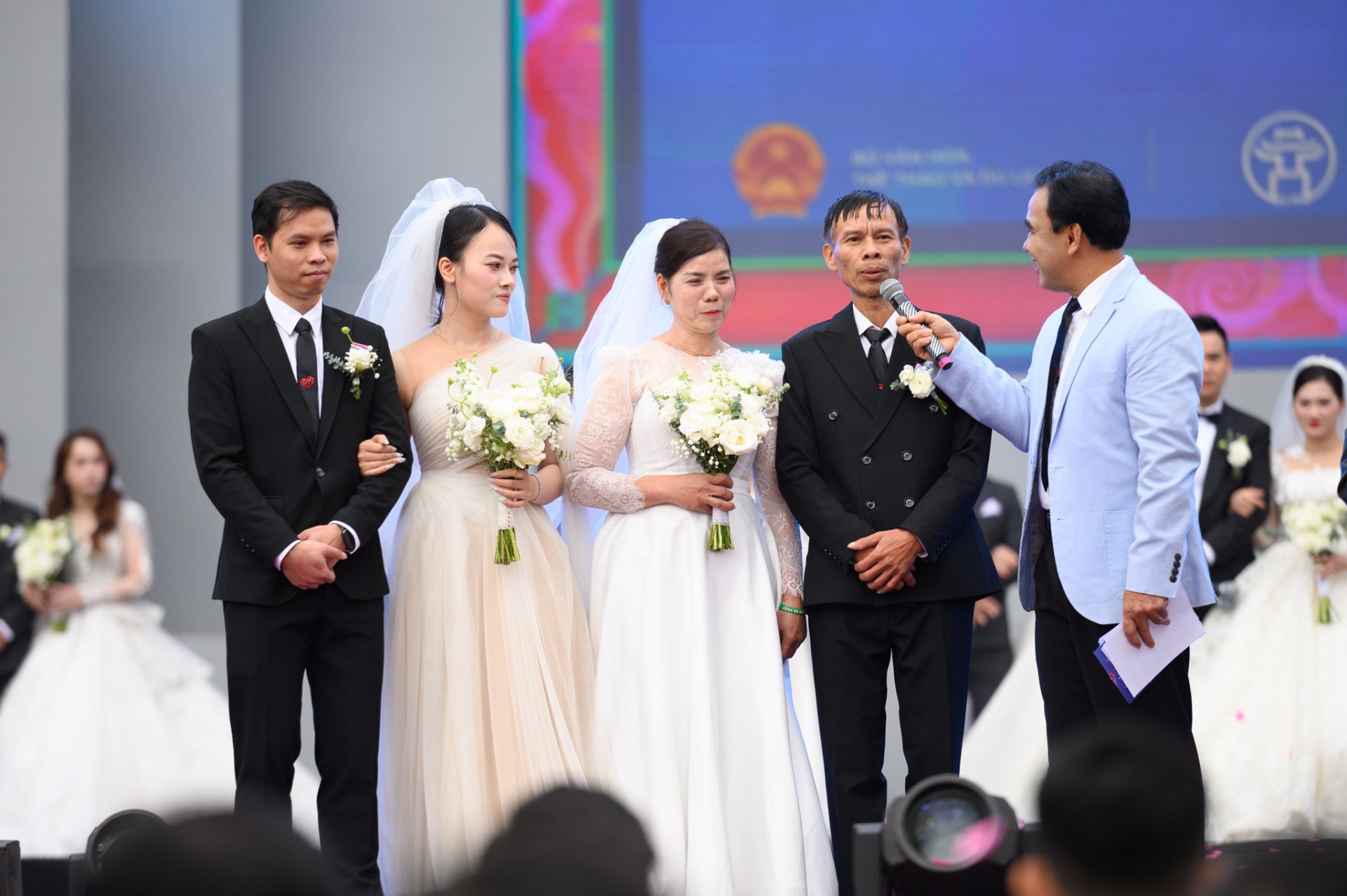 Bố mẹ cũng xuất hiện, tổ chức đám cưới chung kỷ niệm 33 năm bên nhau