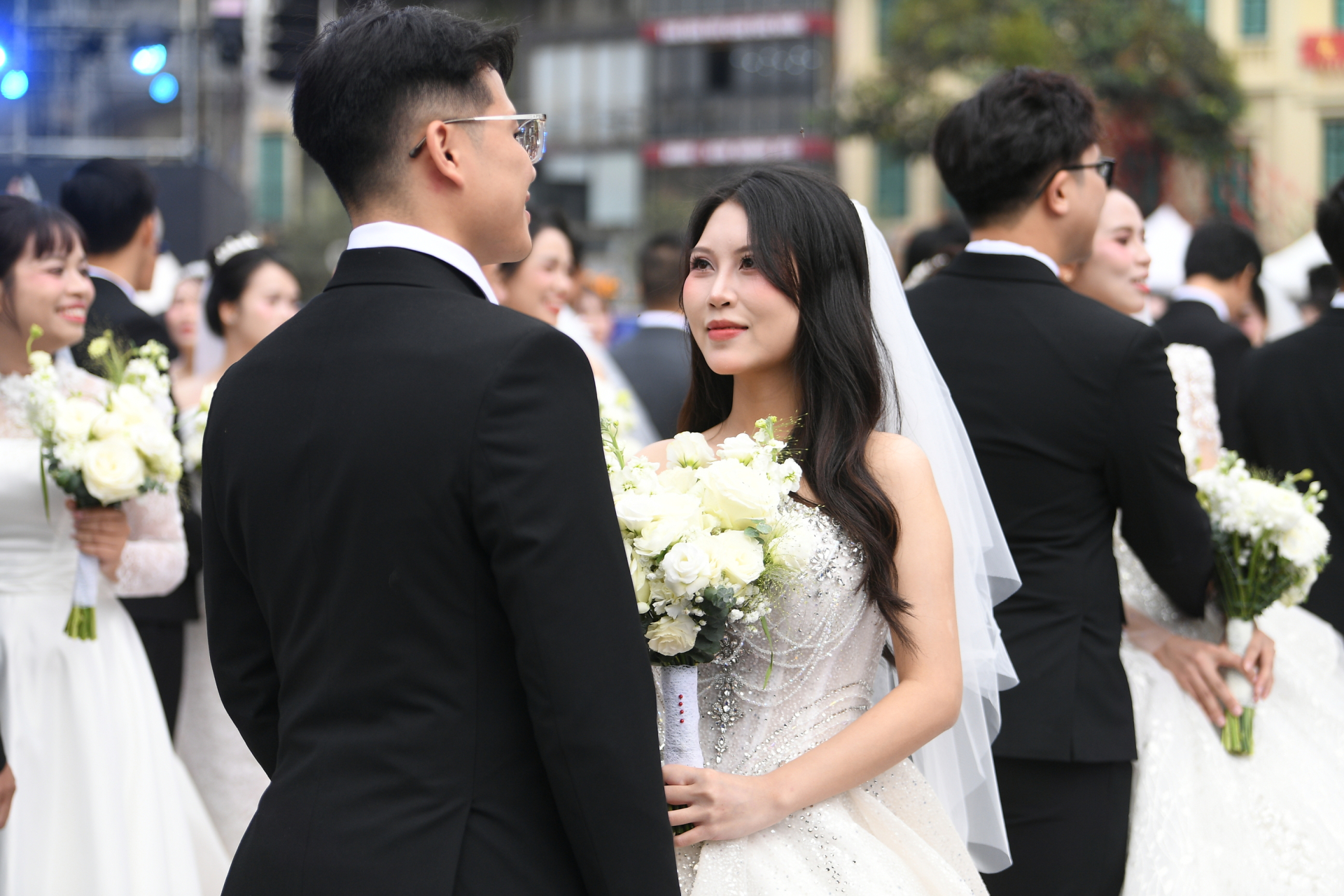 Hiếm có nhất Việt Nam: Con dâu và mẹ chồng mặc váy cưới cùng 1 ngày, hạnh phúc này