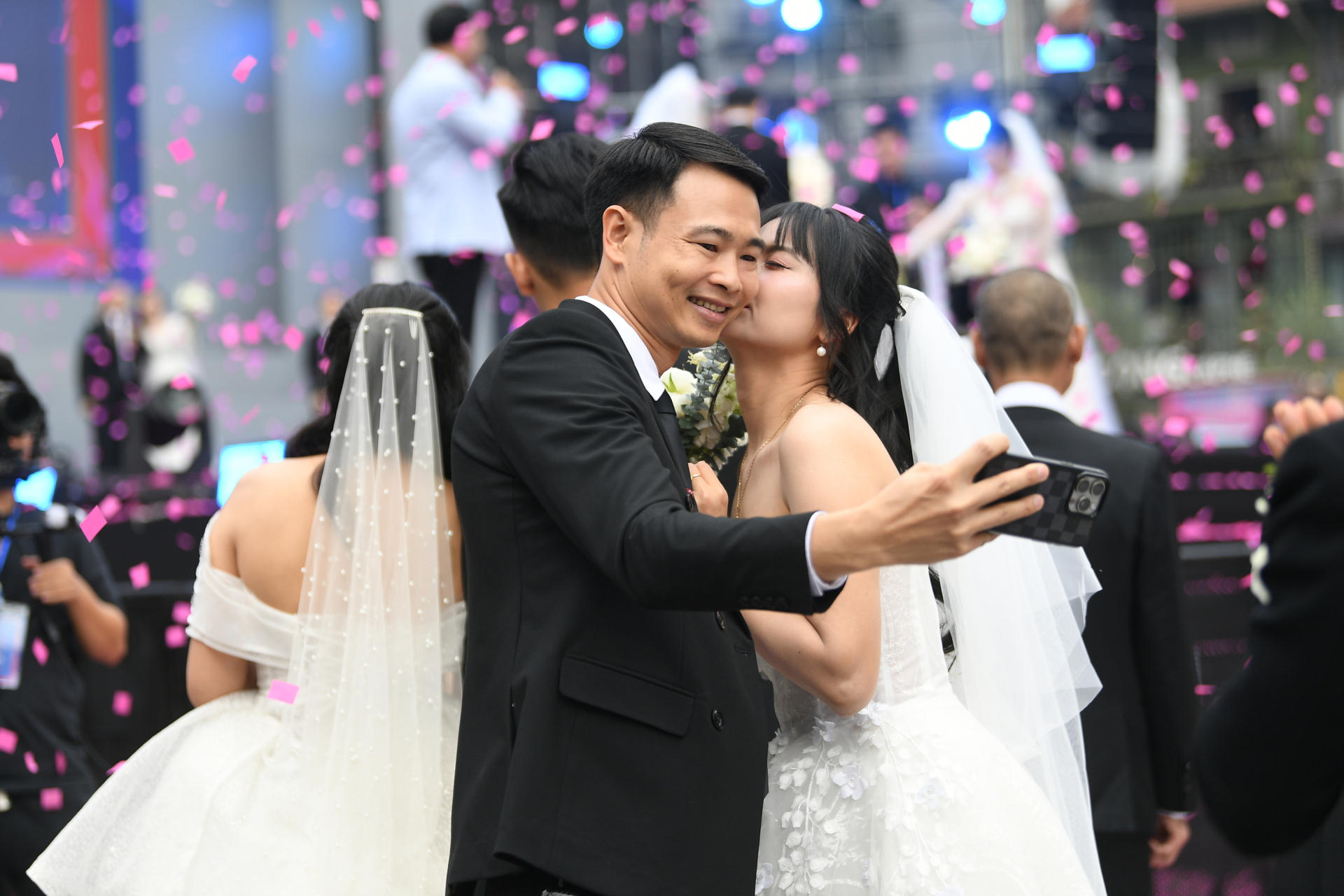 Hiếm có nhất Việt Nam: Con dâu và mẹ chồng mặc váy cưới cùng 1 ngày, hạnh phúc này