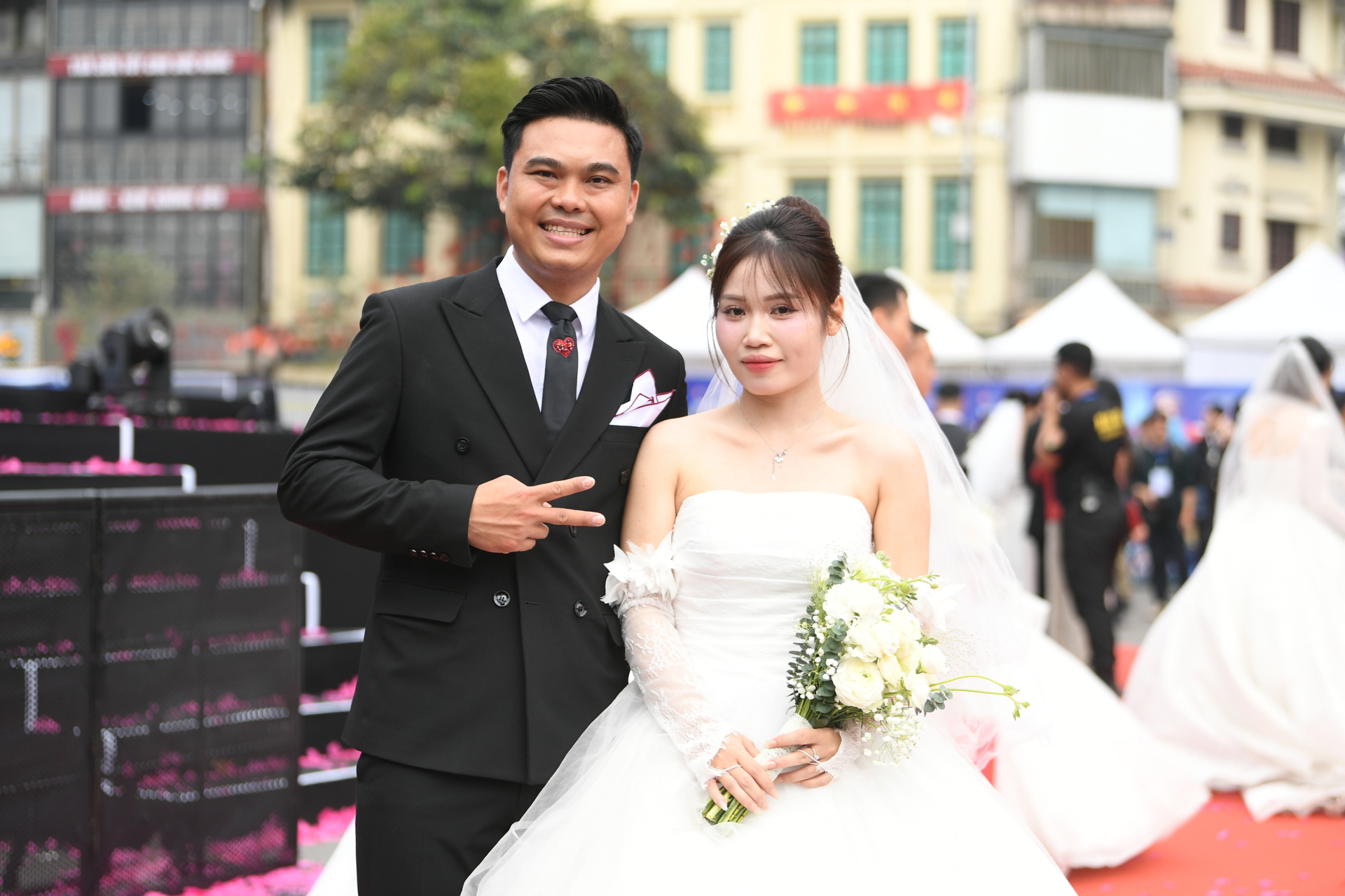 Hiếm có nhất Việt Nam: Con dâu và mẹ chồng mặc váy cưới cùng 1 ngày, hạnh phúc này