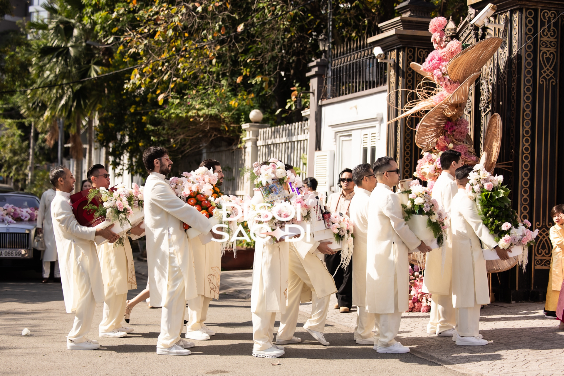 Hiếu Nguyễn sáng rực trong dàn bê tráp đám cưới Tiên Nguyễn, 1 hành động với anh rể nói lên tất cả