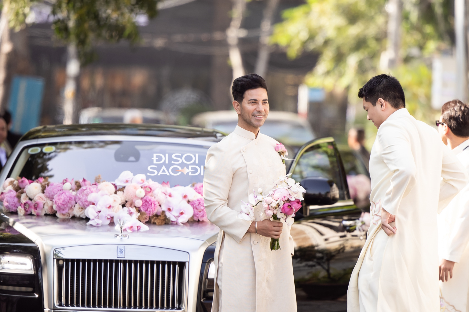 Cả hai liên tục trò chuyện, cười nói.