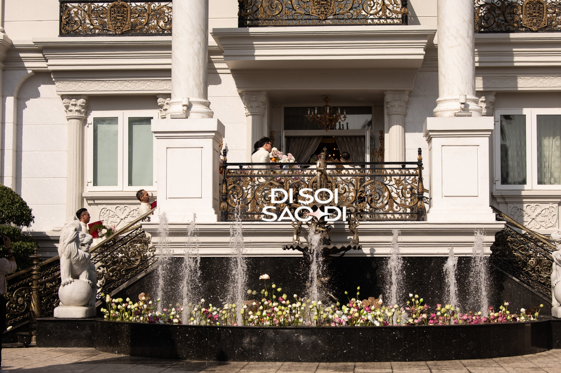 Đội hình bê tráp nhà trai sáng nay (7/12).