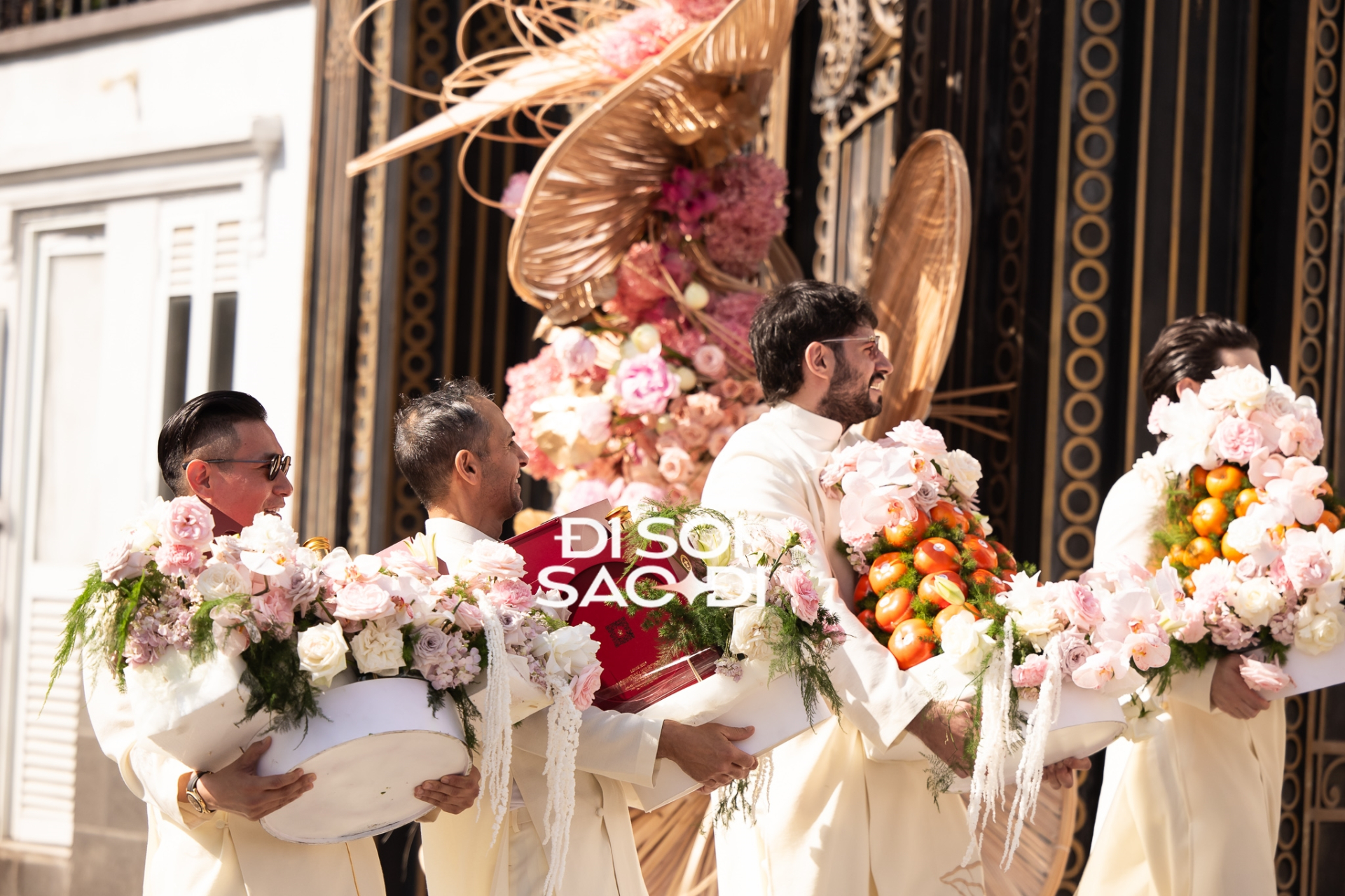 Đội hình bê tráp nhà trai sáng nay (7/12).