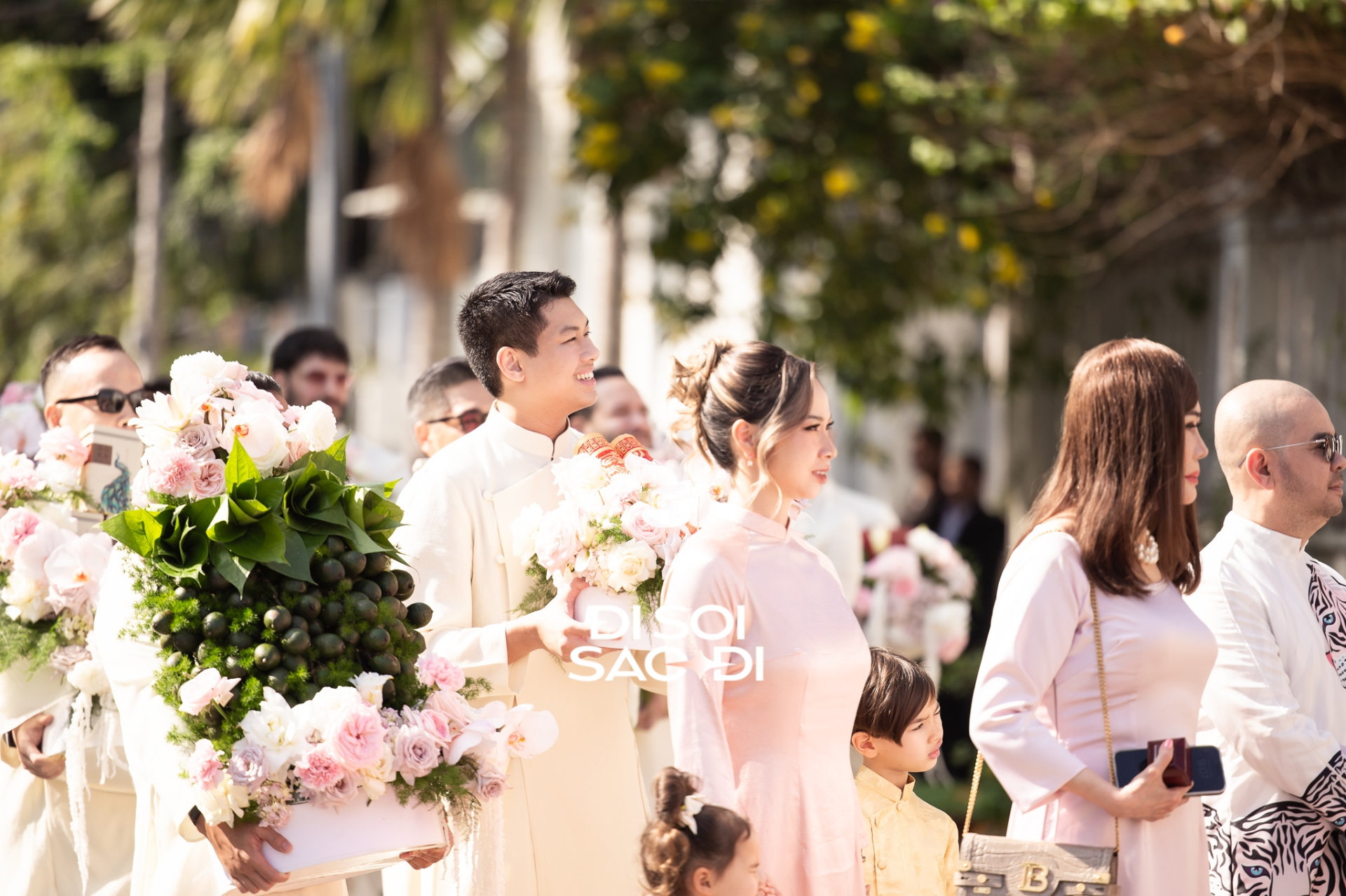 Hiếu Nguyễn trong đội hình bê tráp nhà trai sáng nay. Anh chàng phấn khởi, hạnh phúc thấy rõ.