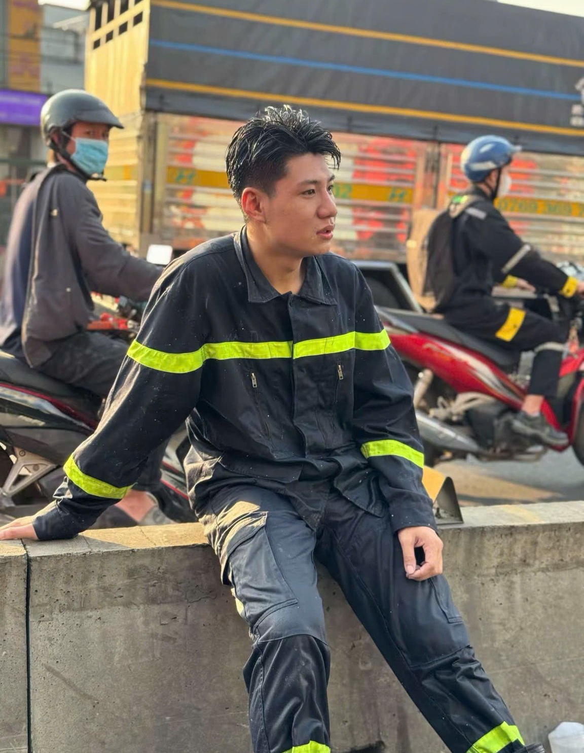 Chiến sĩ Nguyễn Mai Thi ướt đẫm người sau khi thực hiện nhiệm vụ