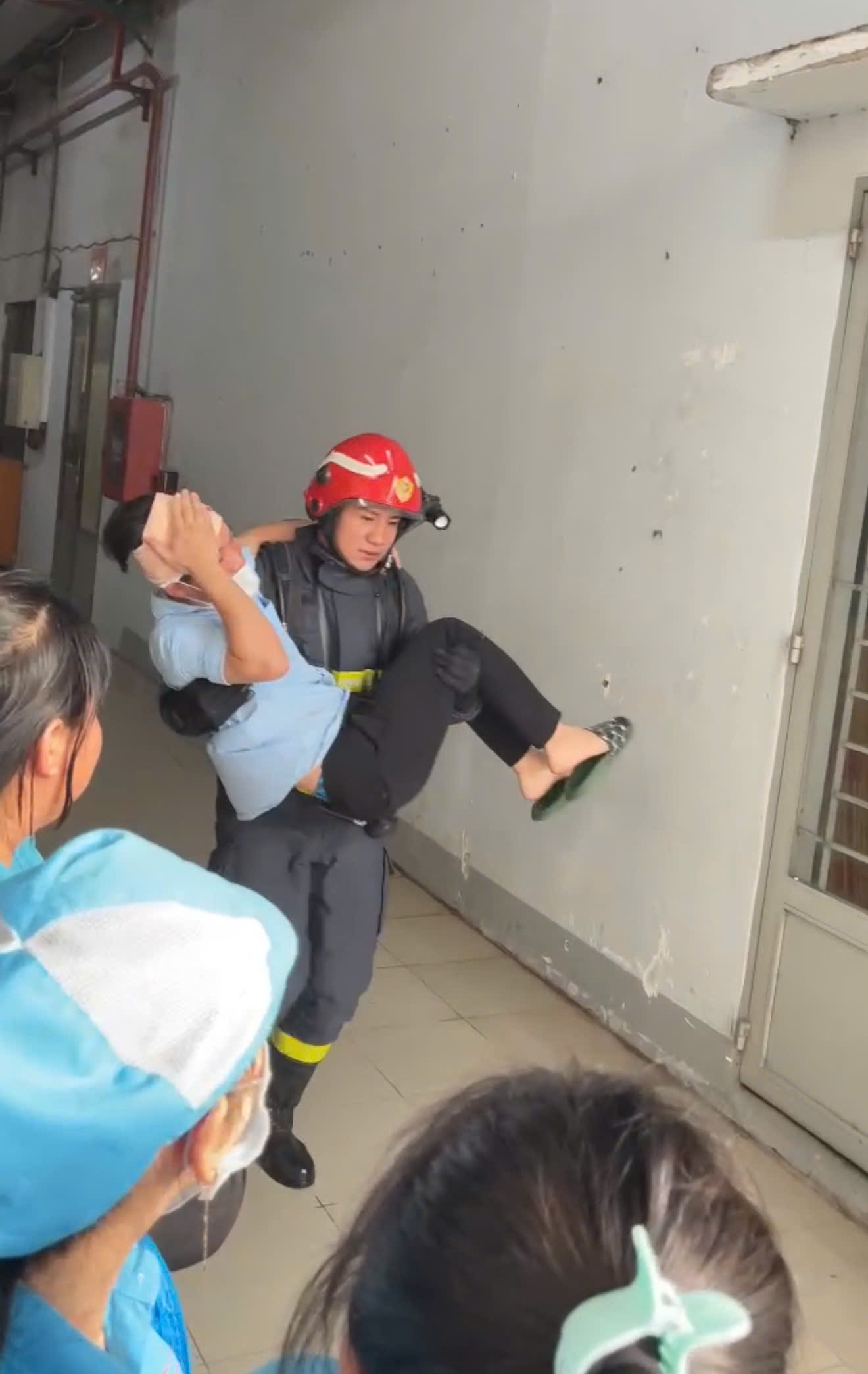 Nguyễn Mai Thi - chàng lính cứu hỏa liều mình cứu nữ sinh 17 tuổi trước mũi xe container mất lái