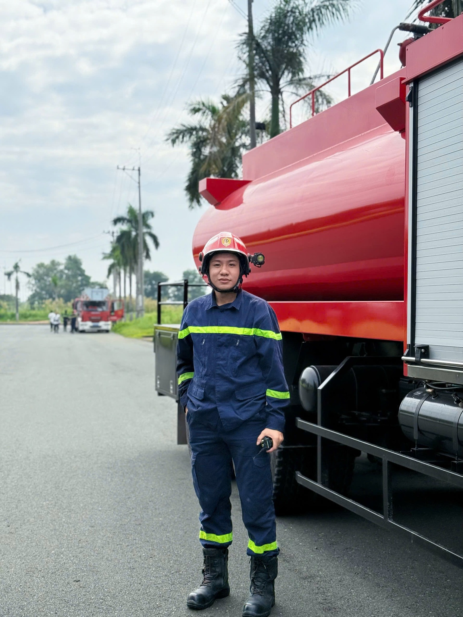 Nguyễn Mai Thi - chàng lính cứu hỏa liều mình cứu nữ sinh 17 tuổi trước mũi xe container mất lái